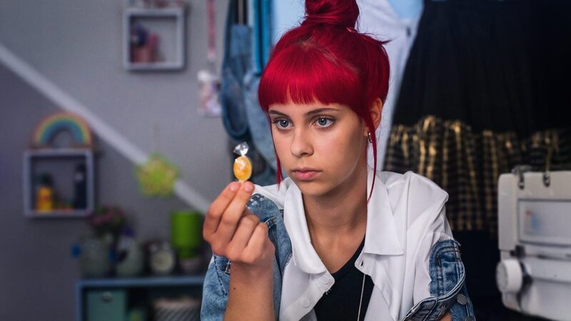 Elly (Nelly Borodina) muss lernen, mit ihrer Zuckersucht umzugehen. – Bild: MDR/​Thomas Dietze