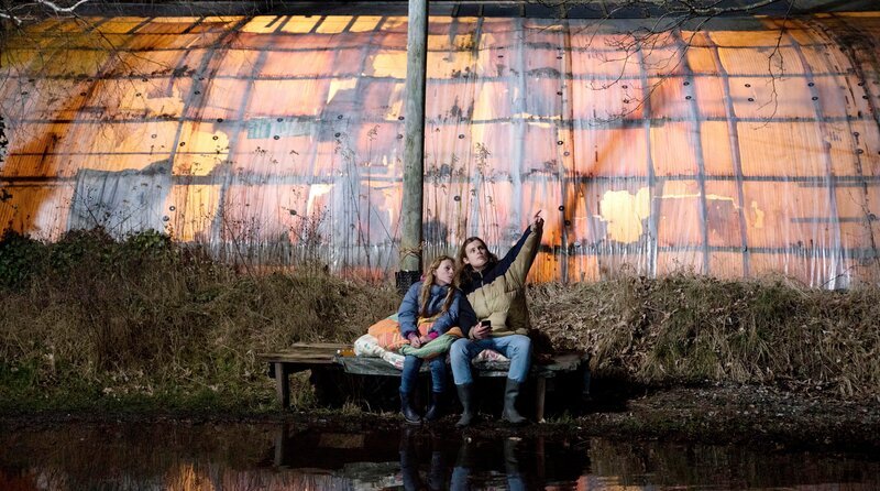 Holly (Flora Ofelia Hofmann Lindahl) und Jonatan (Justin Geertsen) beobachten den Sternenhimmel. – Bild: BR/​ARTE/​DR/​Michella Bredahl