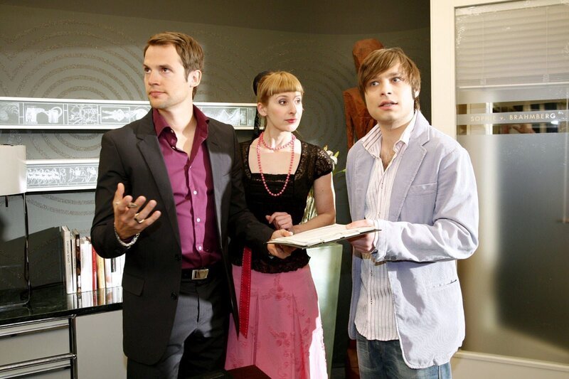 Bruno (Tim Sander, r.) gelingt es trotz aller Versuche nicht, von Paolo (Thorsten Feller, l.) eine Unterschrift zu bekommen, damit die Schuhfirma von Kerima aufgekauft werden kann. Auch Ariane (Lilly Anders, M.) hilft ihm nicht. – Bild: SAT.1 /​ Monika Schürle