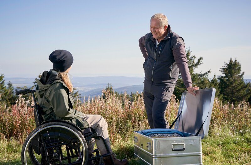 Stefan (Harald Krassnitzer) hat am Gipfel etwas für Sabine (Ann-Kathrin Kramer) vorbereitet … – Bild: MDR/​ORF/​Warner Bros./​Guido Engel