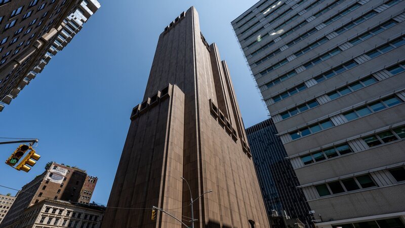 Ein Wolkenkratzer ohne Fenster? Was verbirgt sich hinter dem mysteriösen „Long Lines Building“ mitten in Manhattan? „Terra X History“ begibt sich zu den rätselhaften Orten New Yorks. – Bild: ZDF und Roy Rochlin, Getty Images #1491744281