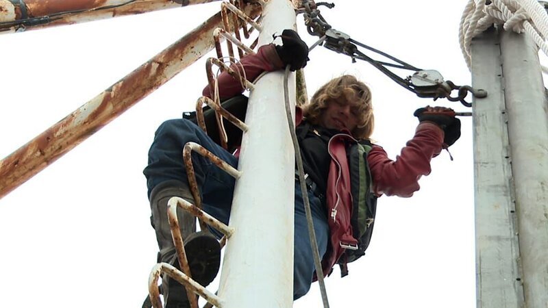 Bear Brown fixing an issue on the mast of the Integrity boat. – Bild: Discovery Channel /​ Photobank 34410_ep309_006.jpg /​ Discovery Communications
