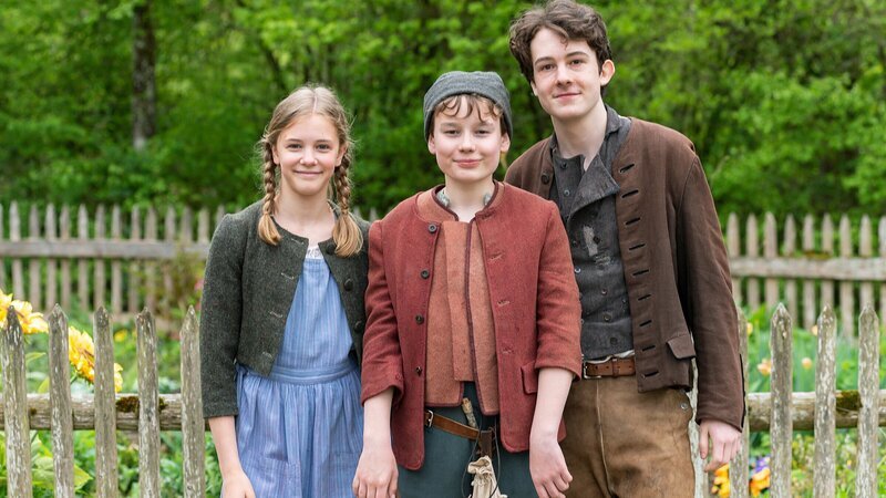 Die Königskinder Lotte (Hedda Erlebach), Fritz (Casper Krzysch) und Theo (Maximilian Ehrenreich) ahnen nichts von ihrer königlichen Herkunft. Sie wachsen bei liebevollen Pflegeeltern auf und ahnen nicht, dass sie in Gefahr schweben. – Bild: ZDF und SWR/​Patricia Neligan