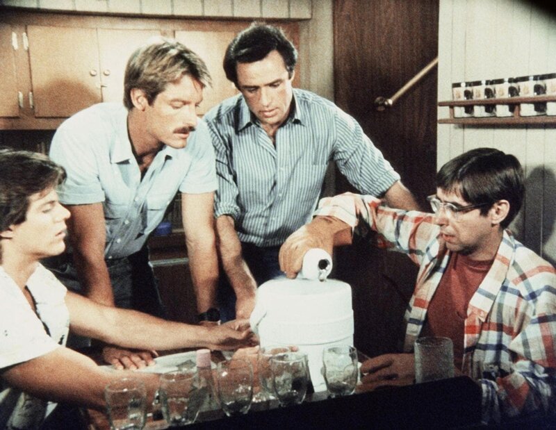 Dooley (Ken Olandt, li.) hat auf der Trabrennbahn wertvolles Pferdesperma gestohlen und es auf der – Bild: RTL Crime