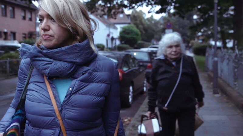 Lore war sechs Jahre alt, als ihre Mutter nach Auschwitz deportiert wurde. Was heißt es, die Tochter einer Frau zu sein, die vom Holocaust gezeichnet ist? Kim Seligsohn, Lores Tochter, ist Sängerin. Die Musik gibt ihrem Schmerz eine Form – und entwickelt eine Wucht und Direktheit, wie sie kein Geschichtswissen vermitteln kann. Ein Film über die Gegenwart der Vergangenheit. – Kim Seligsohn und ihre Mutter Lore Kübler in Bremen. – Bild: SWR/​rbb/​Freischwimmer Film