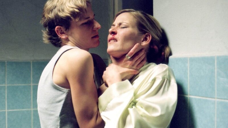 Fisch (Aline Staskowiak, li.) verprügelt Britta (Stefanie Japp), die sie für einen Spitzel hält … – Bild: MG RTL D /​ Richard Hübner