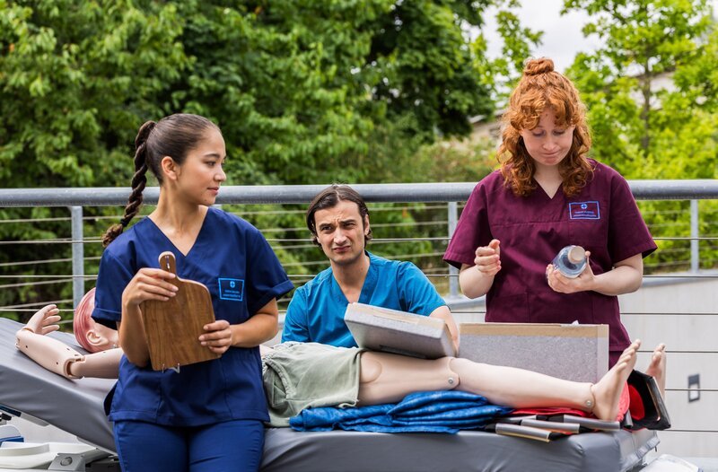 Ivo (Jakob D’Aprile, M.), Tamar (Linda Kummer, r.) und Sofia (Olivia Papoli-Barawati, l.) nehmen die Notfallübung ernst und tüfteln an der Lösung des rätselhaften Falls. – Bild: ARD/​Michael Kremer