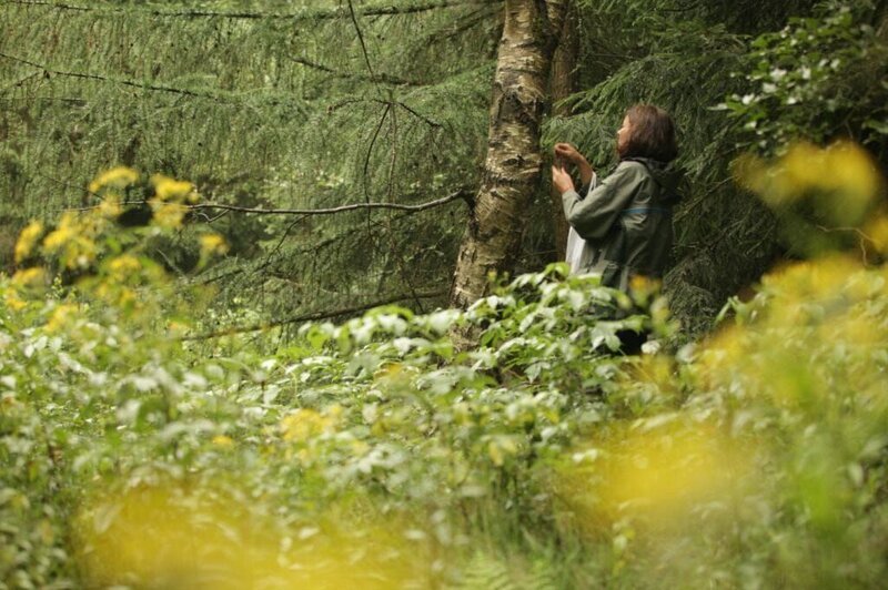 Damit Wildschwein, Reh und Fuchs noch lange im Wald zu finden sind, spielt die Waldpädagogik eine immer größere Rolle: Mit Waldkindergärten, -schulen oder -freizeiten werden Stadtkinder wieder an ihre natürliche Umwelt herangeführt. Auch Waldpädagogin Melanie Schwarzmeier tastet sich täglich gemeinsam mit den Kindern horchend und schmeckend durch den Naturpark Frankenwald. – Bild: BR/​Mirko Schernickau