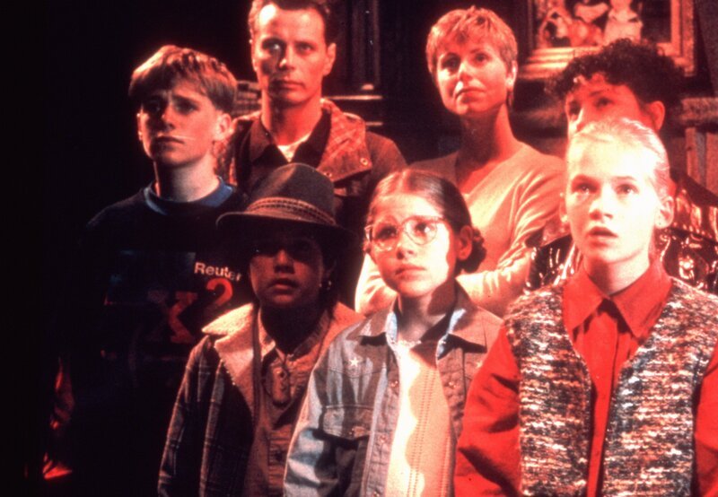 In den bekannten Detektiv-Geschichten können wir die Abenteuer von Thaddäus Arnold, einem exzentrischen Forscher, seinen vier Kindern ihrem Hund Price und der schönen Foto-Journalistin Charlotte Clancy verfolgen. – Bild: E.B. Adventures Production BV CLT/​Cloud 9 Classic Collection