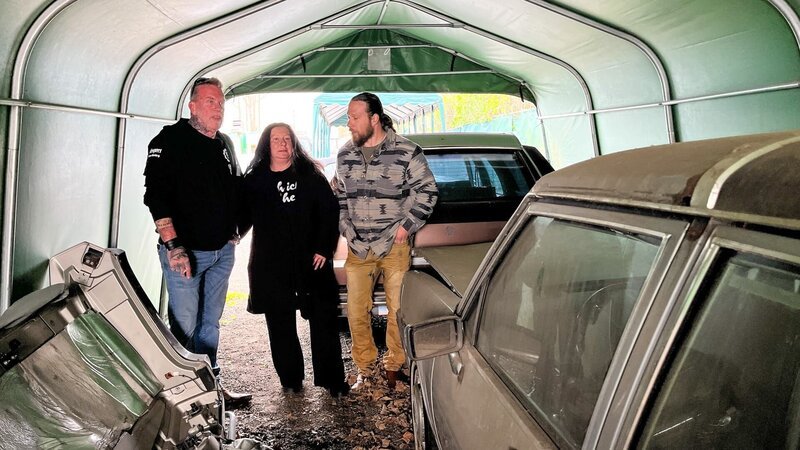 Car dealer and US vehicle specialist Klaus Borrmann shows Isabella and Chris Fuchs an alternative to the Chevy van they actually came to Route 66 Borrmann Motors in Hamburg to see: an old 1987 Cadillac hearse, as Isabella has always dreamed of owning her own hearse and has searched in vain until now. – Bild: Warner Bros. Discovery, Inc. or its subsidiaries and affiliates. /​ Bea Reinicke