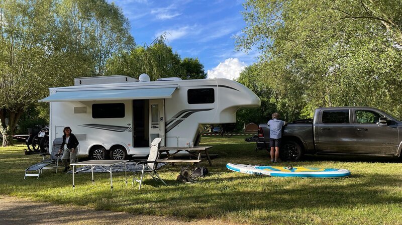 Britta Hofmeister und Andreas Werner richten sich auf dem Campingplatz ein. – Bild: WDR/​Liliane Mofti/​Sagamedia
