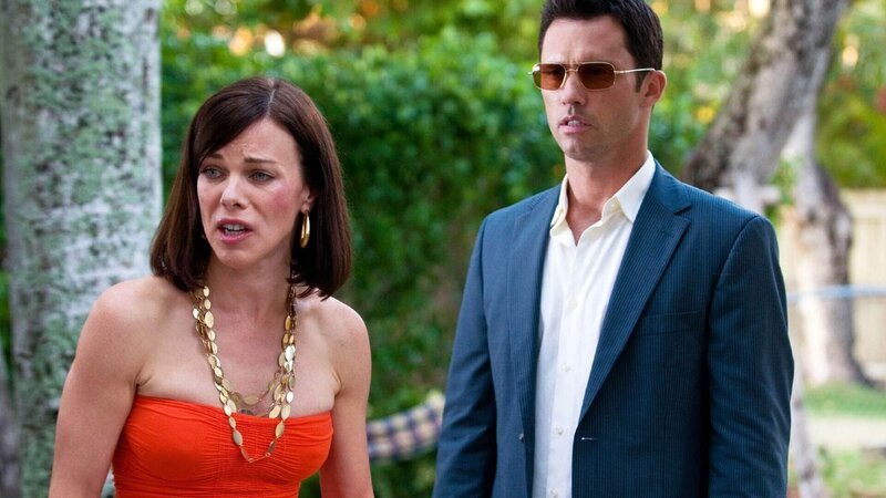 Einem Freund von Michael (Jeffrey Donovan) wurde sein Kassenbuch mit Informationen über schwarze Konten seiner Klienten gestohlen. Ist seine neue Freundin Amy (Debi Mazar) für den Diebstahl verantwortlich? – Bild: RTL /​ 20th Century Fox