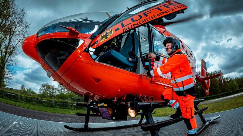 Einsatz für Christoph 9: Die Crew fliegt unter höchster Anspannung los. Was hat sich abgespielt und wie schwer ist der Patient verletzt? Die Realität vor Ort überrascht. – Bild: WDR/​Sebastian Drolshagen