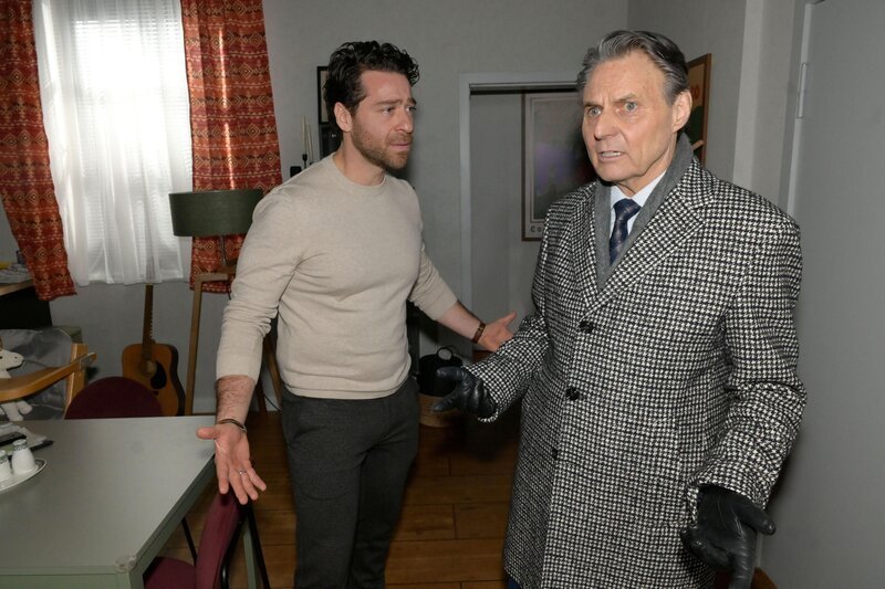 Carlos (Patrick Fernandez, l.) geht auf das intrigante Angebot von Gerner (Wolfgang Bahro) nicht ein. – Bild: RTL
