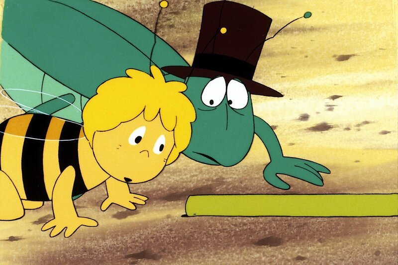 Maja und Flip hören durch das Rohr, was Alexander weit weg am anderen Ende sagt. – Bild: ZDF/​Apollo, Wien