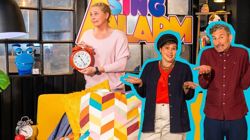 Beeilung! Singa und das SingDing haben bei SingAlarm keine Zeit – sie müssen doch den Bus bekommen, um sich mit Naima und Noodt von Pauken und Planeten zu treffen. Zusammen wollen sie deren Song „Fünf Minuten“ singen. – Bild: ZDF/​Tim Bornemann