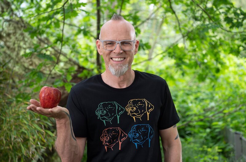 Alles hat seinen Preis – wortwörtlich. So gut wie jeder Gegenstand lässt sich mit einem Preisschild versehen. Und die Natur? Kann man der Leistung von Tieren und Pflanzen einen Geldwert zusprechen? Und wenn ja, wie und warum sollte man so etwas tun? Thomas D erklärt es, bei „Wissen vor acht – Natur“. – Bild: ARD/​Melanie Grande