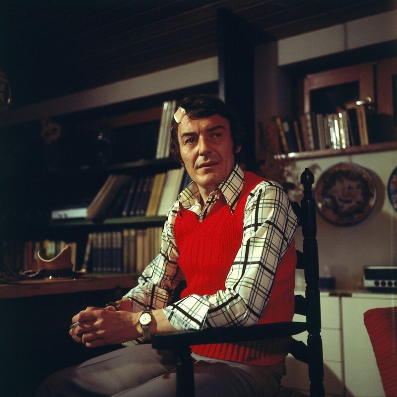 Der Maler Georg Erdmann (Günther Ungeheuer) hat Beziehungen zu Prof. Steger, die weit über das berufliche hinausgehen. – Bild: ZDF und Neue Münchner Filmprod.