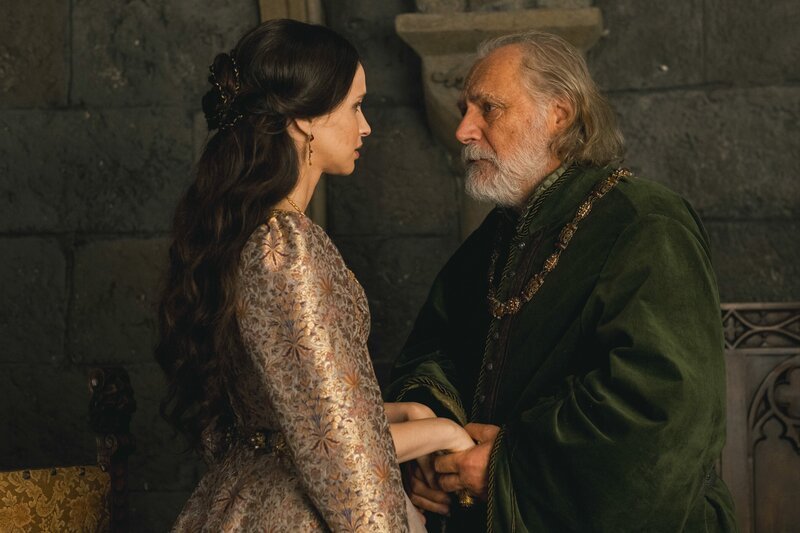 Branković (Rade Serbedzija) verlangt ein großes Opfer von seiner Tochter Mara (Franciska Töröcsik). – Bild: ORF/​Beta Film/​MR Film/​The Orbital Strangers Project/​Csaba Aknay