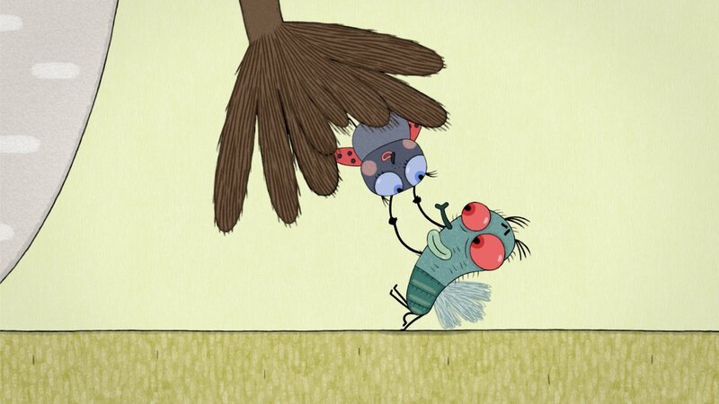 Endlich hält der Kuhschwanz still. Jetzt kann die Fliege versuchen ihren Freund, den Marienkäfer, aus dem Kuhschwanz zu befreien. – Bild: 2024 – Studio FILM BILDER GmbH /​ ZDF