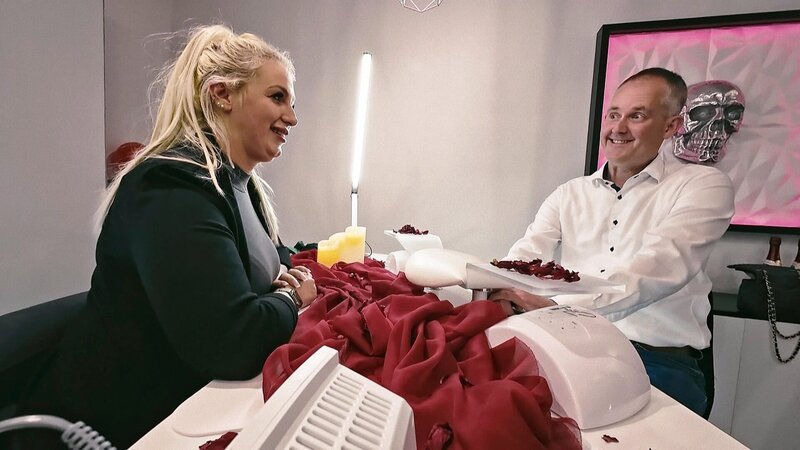 Jessika beim Speeddating mit einem Teilnehmer. – Bild: RTLZWEI