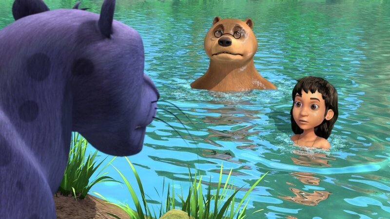 Balu (m.) und Mogli (r.) haben es Baghira (l.) vorgemacht: Ins Wasser hüpfen kann auch Spaß machen! Doch Baghira traut sich noch nicht, hinterher zu springen. – Bild: ZDF/​DQ Entertainment