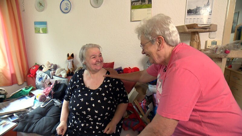 In Gelsenkirchen ist Elke (re.) erneut zu Besuch bei Dagmar. Doch heute ist nicht irgendein Tag, es ist Elkes Geburtstag. Dagmar hat für ihre beste Freundin eine liebevolle Überraschung vorbereitet – Bild: RTLZWEI