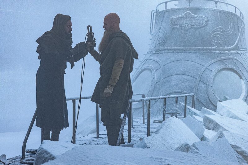 Nemo (Shazad Latif, l.) und Jiacomo (Andrew Shaw, r.) bereiten sich auf das Treffen mit dem Kapitän der Dreadnought vor. – Bild: ZDF and Vince Valitutti/​Disney+