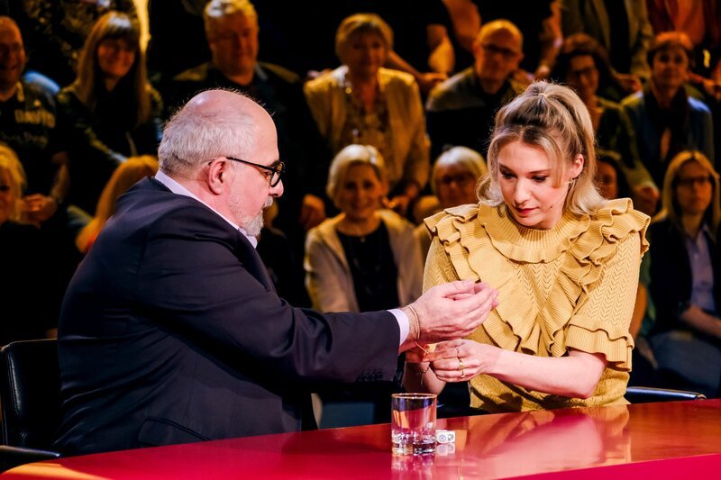Michael Niavarani, Jennifer Frankl. – Bild: ORF/​Günther Pichlkostner
