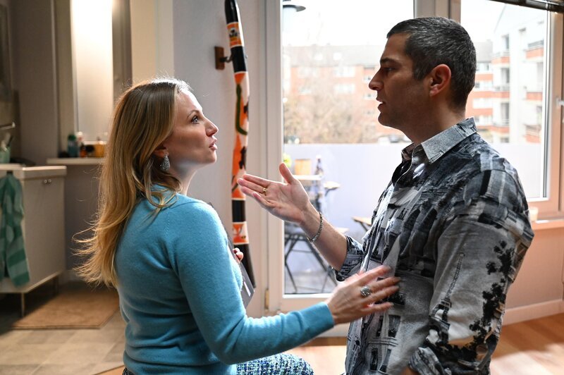 Isabelle (Ania Niedieck) kann Dragan (Florian Thunemann) glaubhaft versichern, dass er für sie genau das richtige Alter hat. – Bild: RTL