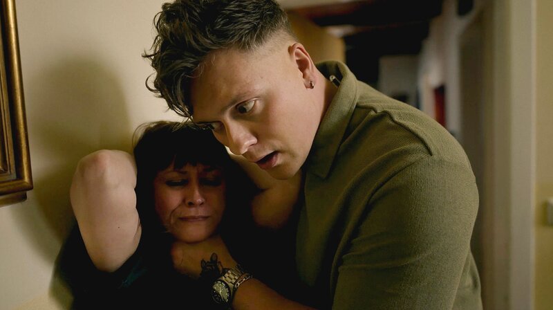 Wegen ihrer Sucht hat Arnar (Aron Már Ólafsson) Rakel (Anna Gunndís Guðmundsdóttir) buchstäblich in der Hand. – Bild: WDR/​Jóhann Máni Jóhannsson