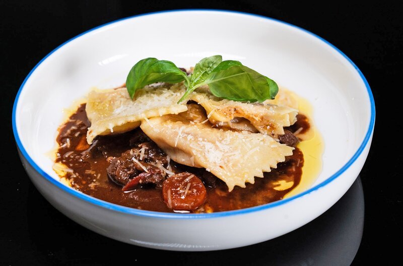 Die beiden befreundeten Köche Björn Freitag und Frank Buchholz kochen heute ihre Lieblingsrezepte aus dem Ruhrpott und Italien. – Bild: WDR/​2bild GmbH/​Christopher Nußbaumer