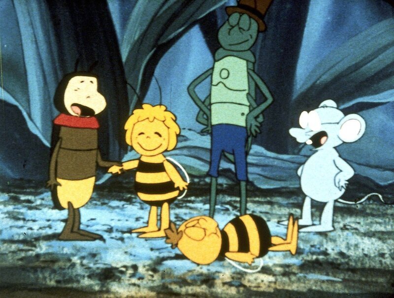 Nachdem Maja, Flip, Alexander und Puck das Pflanzengift abgewaschen haben, stellen sie fest, dass er schon wieder ganz fest schläft. – Bild: ORF/​ZDF/​Apollo-Film