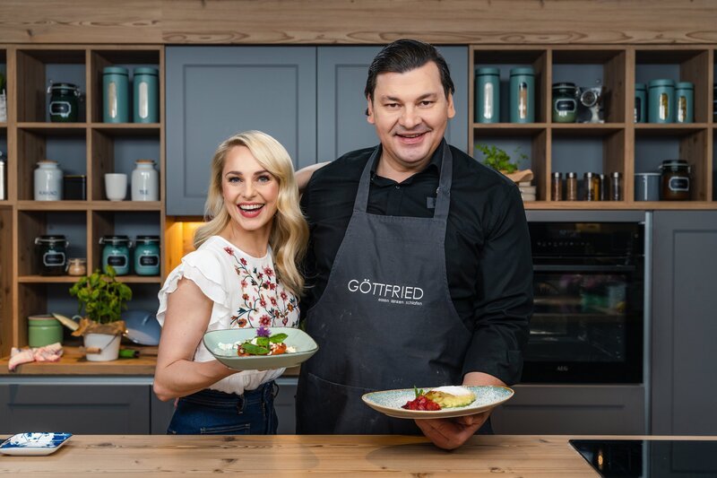 Silvia Schneider, Christian Göttfried. („Ochsenherzparadeiser mit Schafskäse“ und „Topfenstrudel mit Rhabarberkompott“). – Bild: ORF/Lura Media/Simeon Baker Silvia Schneider, Christian Göttfried. („Ochsenherzparadeiser mit Schafskäse“ und „Topfenstrudel mit Rhabarberkompott“). – Bild: ORF/Lura Media/Simeon Baker