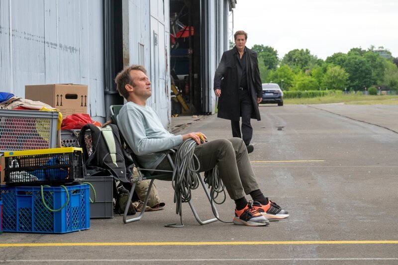 Für Tom Keller (Tillbert Strahl, l.) ist der Podcast zu seinem Fall mehr als nur geschäftsschädigend, wie er Caspar Bergmann (Thomas Heinze, r.) erklärt. – Bild: ZDF und Erika Hauri