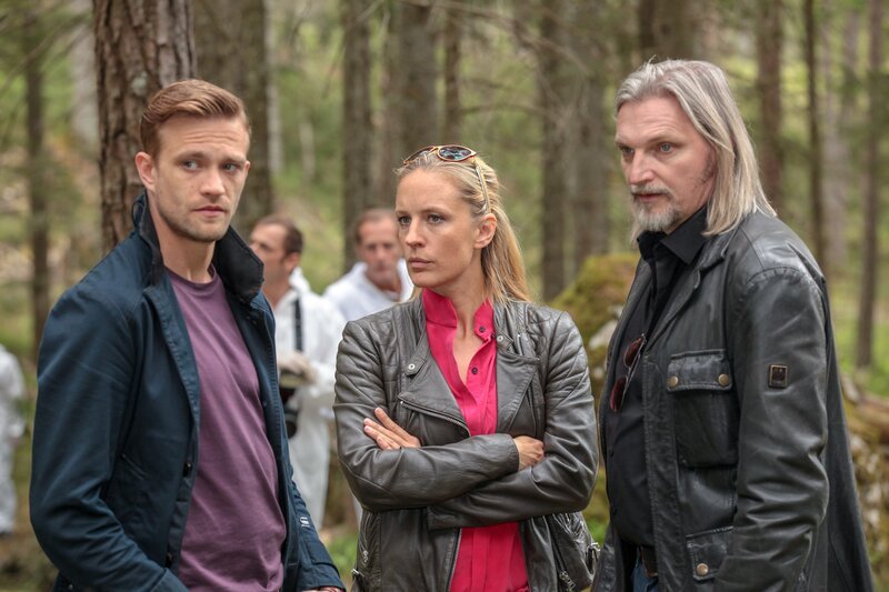 (v.li.): Simon Steininger (Michael Steinocher), Penny Lanz (Lilian Klebow), Carl Ribarski (Stefan Jürgens). – Bild: Stefan Haring /​ ORF /​ Satel Film