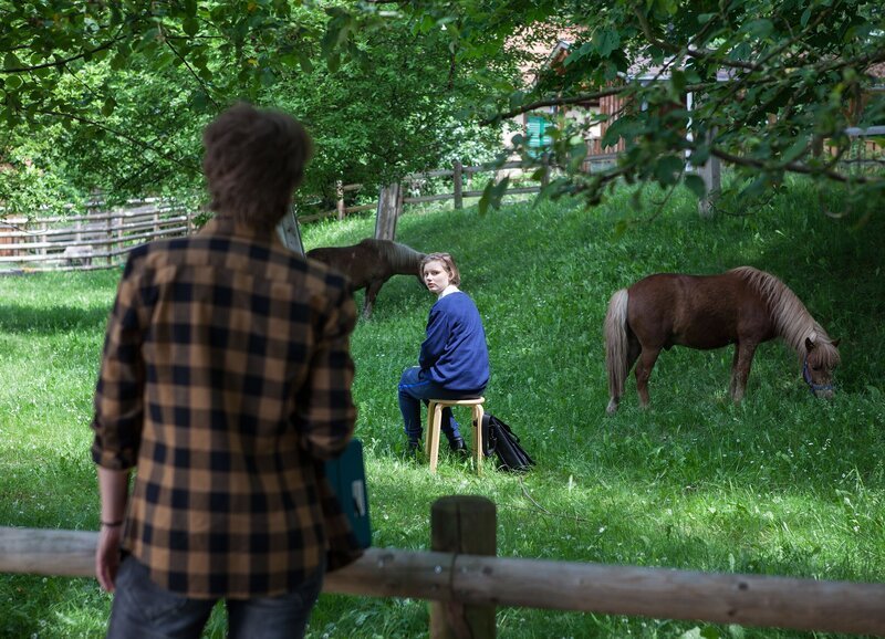 Mila (Ada Lüer, r.) wird von Wiebke Schiller (Elisa Ueberschär, l.) beim Schwänzen erwischt. – Bild: MDR/​Saxonia Media/​Paul-Ruben Mundthal