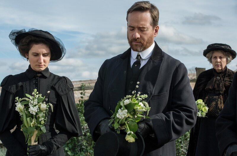 v.l.n.r. Evie Wilcox (Bessie Carter), Henry Wilcox (Matthew Macfadyen) und Miss Avery (Sandra Voe). – Bild: WDR /​ Starz Entertainment, LLC