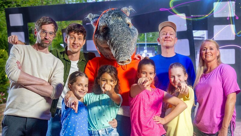 Die Klasse der TanzAlarm-Kids macht einen Ausflug in die Filmstudios. Dort treffen sie auf „Deine Freunde“. – Bild: KiKA/​ZDF/​Ron Bergmann