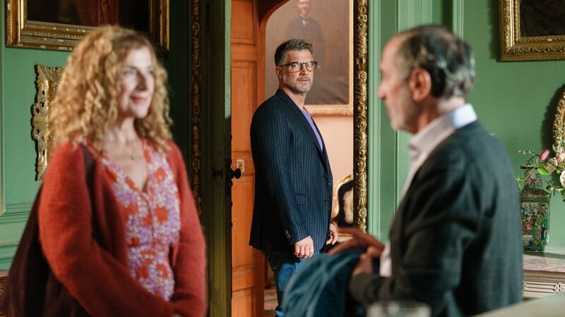 Zwischen seiner Frau Kate Evans (Clelia Sarto, l.) und Yamen Nicholls (Merab Ninidze, r.) knistert es. Das bleibt auch Andrew Evans (Simon Böer, M.) nicht verborgen. – Bild: ORF/​ZDF/​Steve Tanner