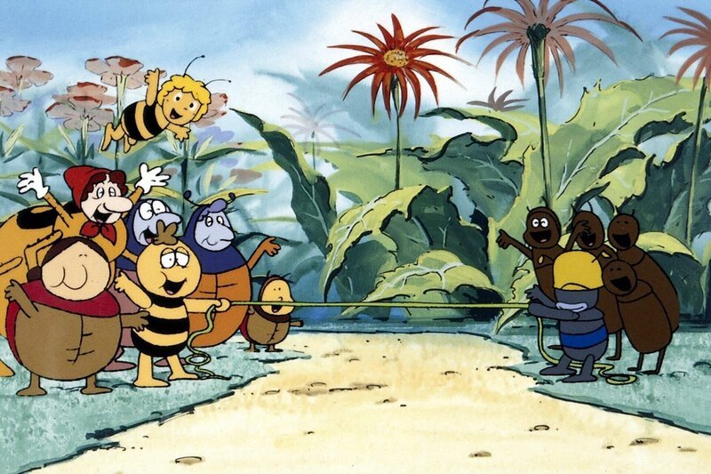 Maja und Willi warten zusammen mit den anderen Insekten am Ziel auf den Sieger. – Bild: ORF/​ZDF/​Apollo-Film