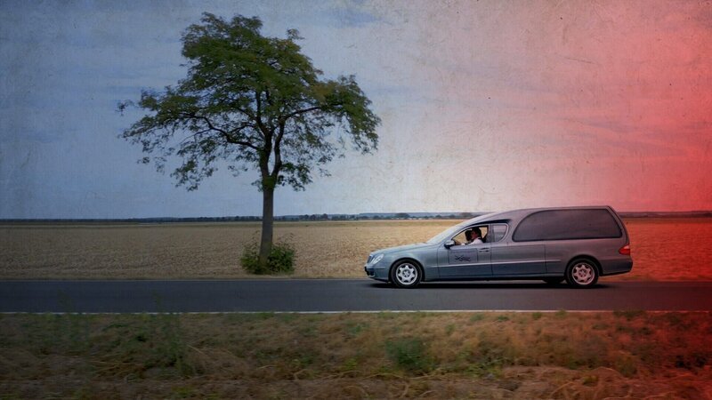 Er ist charmant, gut aussehend und kann trösten. Sein Beruf: Bestatter. – Bild: WDR /​ ORF /​ Fritz Gnad/​Frank Bochtle