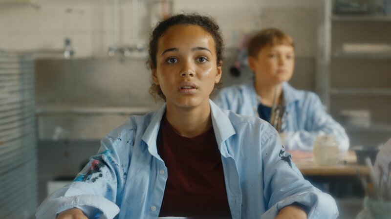 Taara (Josefina Maxima) steht nach dem Überfall unter Schock. – Bild: NDR/​Letterbox