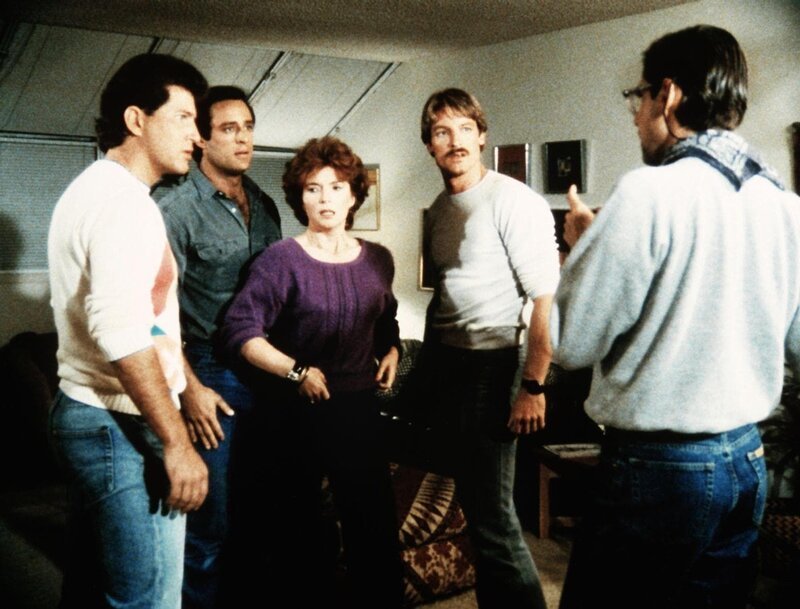 Melissa (Fionnula Flanagan) zeigt sich empört über Byron Monks (Jonathan Perpich, li.) verhalten. Für das Riptide-Trio Nick (Joe Penny), Cody (Perry King, 2.v.re.) und Murray (Thom Bray, re.) wird Byron dadurch zum Tatverdächtigen. – Bild: RTL Crime