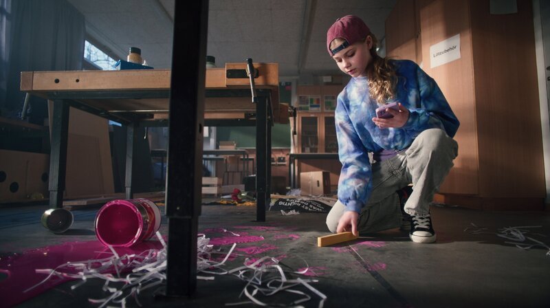 Malin (Ida Carlo) entdeckt im Werkraum verräterische Spuren. – Bild: NDR/​Letterbox