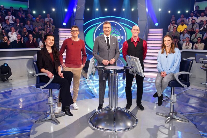 v.li.: Fee Louise Schwarz (Wien), Dominik Primus (Prebl), Armin Assinger, Jan Leopold (Klosterneuburg), Astrid Mathy (Linz). – Bild: ORF/​Stefan Gregorowius