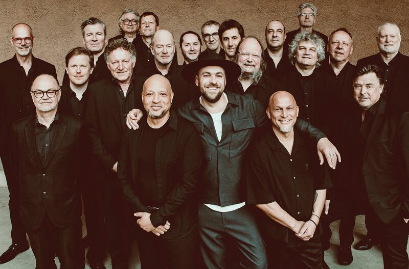 Jazz, Soul und Sound – die legendäre SWR Big Band feiert ihr Jubiläum. Das Team um Regisseur Reinhard Kungel begleitet die Ausnahme-Band auf Deutschlandtournee mit Max Mutzke. – Bild: SWR/​Lena Semmelroggen