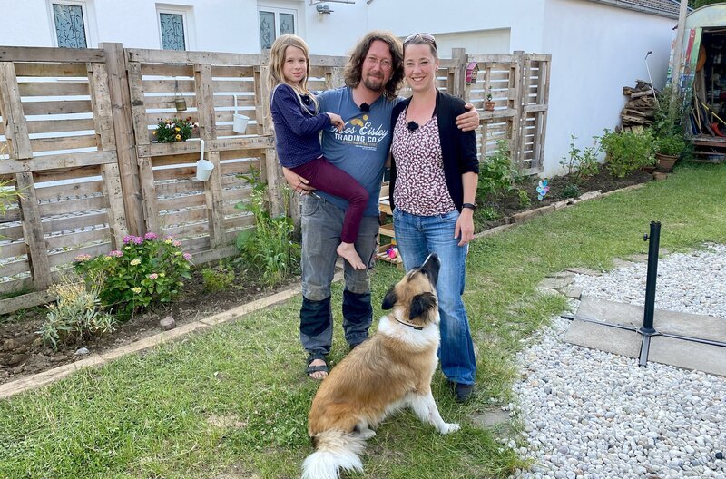 v.l. Bentai Trawinski mit Tochter Marla und Ehefrau Sofie Trawinski und Familienhund. – Bild: WDR/​Imago TV