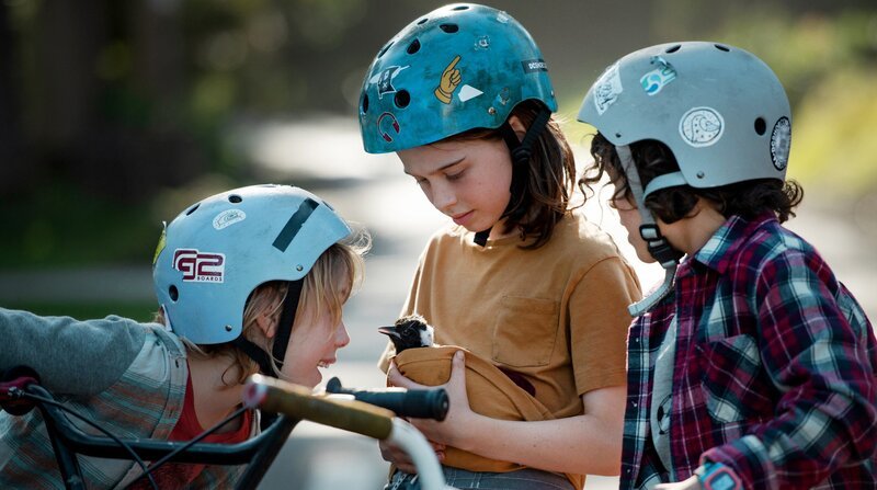 Noah (Griffin Murray-Johnston, Mitte) zeigt seinen zwei Brüdern Oli (Abe Clifford-Barr, links) und Rueben (Felix Cameron, rechts), was er gefunden hat. – Bild: ARD Degeto/Leonine Studios Noah (Griffin Murray-Johnston, Mitte) zeigt seinen zwei Brüdern Oli (Abe Clifford-Barr, links) und Rueben (Felix Cameron, rechts), was er gefunden hat. – Bild: ARD Degeto/Leonine Studios