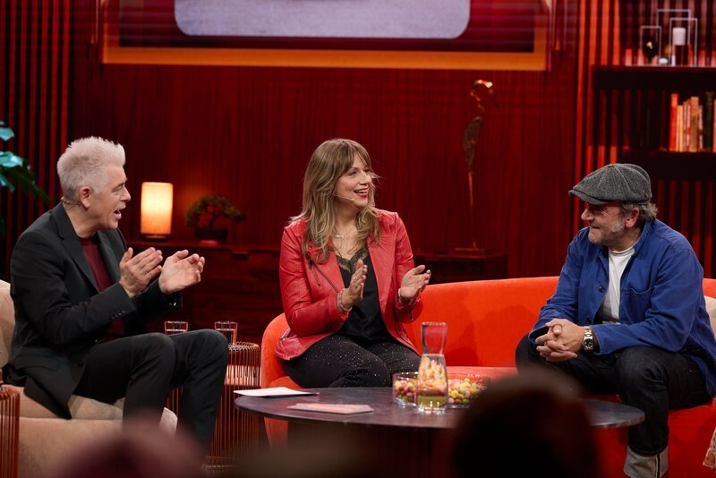 Von links: Michael Mittermeier mit seinen Gästen: Mirja Regensburg und Max Schmidt. – Bild: Martina Bogdahn /​ BR/​Constantin Entertainment GmbH